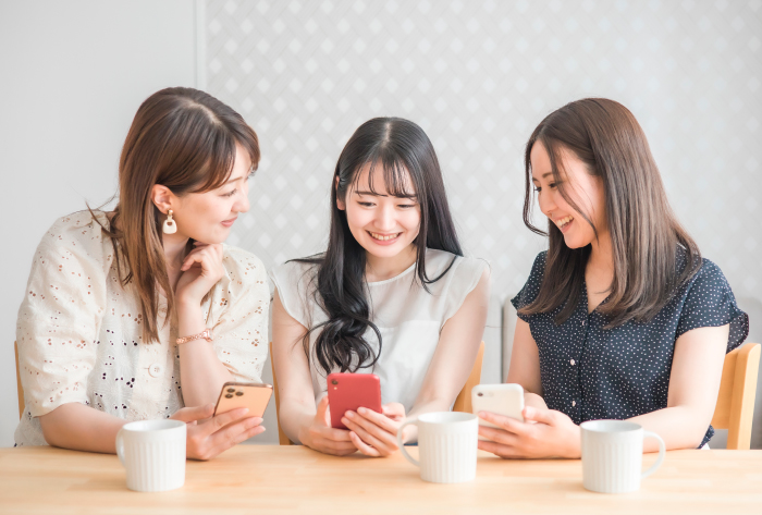 カフェで会話する女性2人