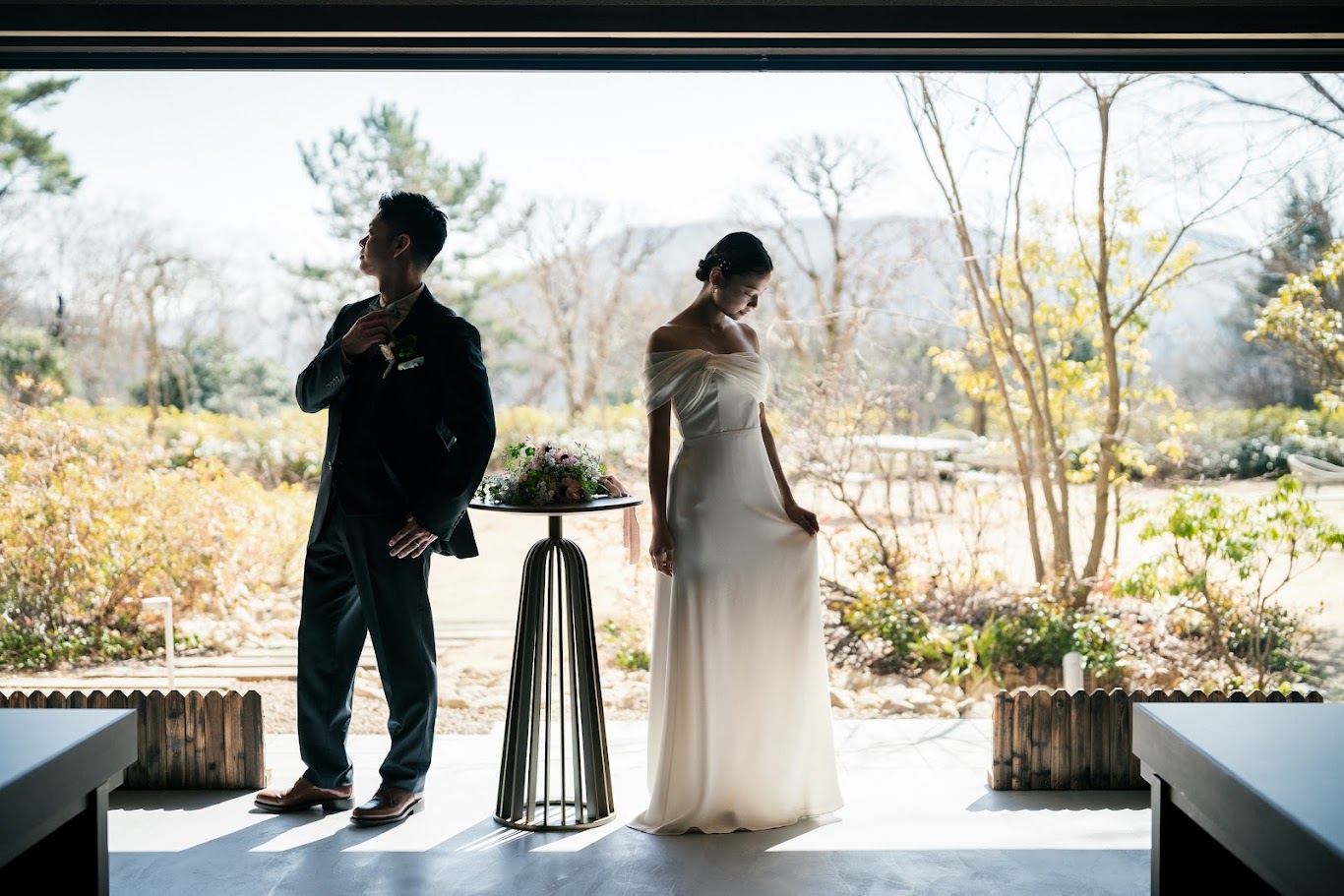 スレンダーラインのドレスは、タイトな低めシニヨンやまとめ髪がおすすめ