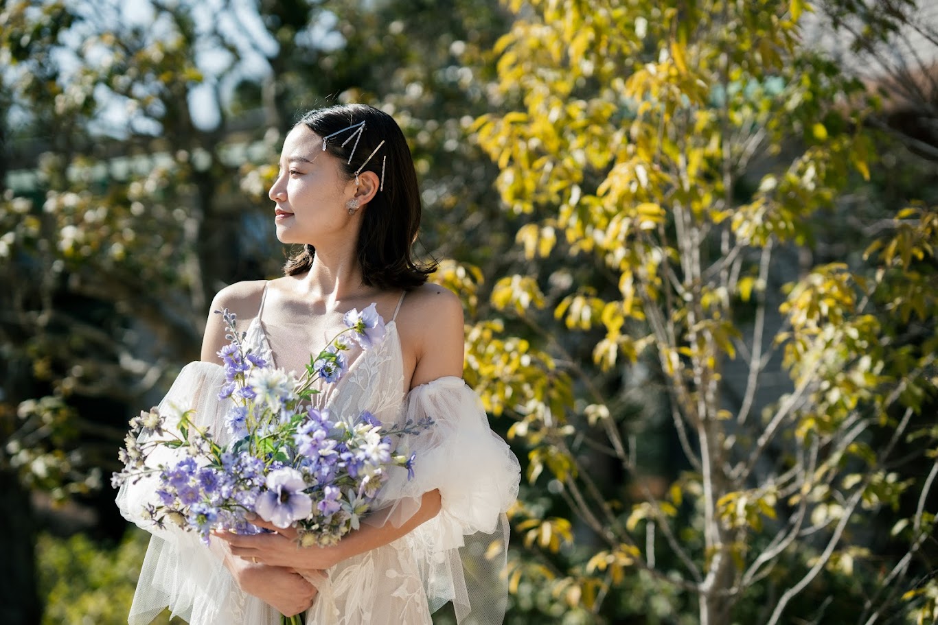 無理にまとめ髪にせず、毛流れを活かしたアレンジが前撮り向きです